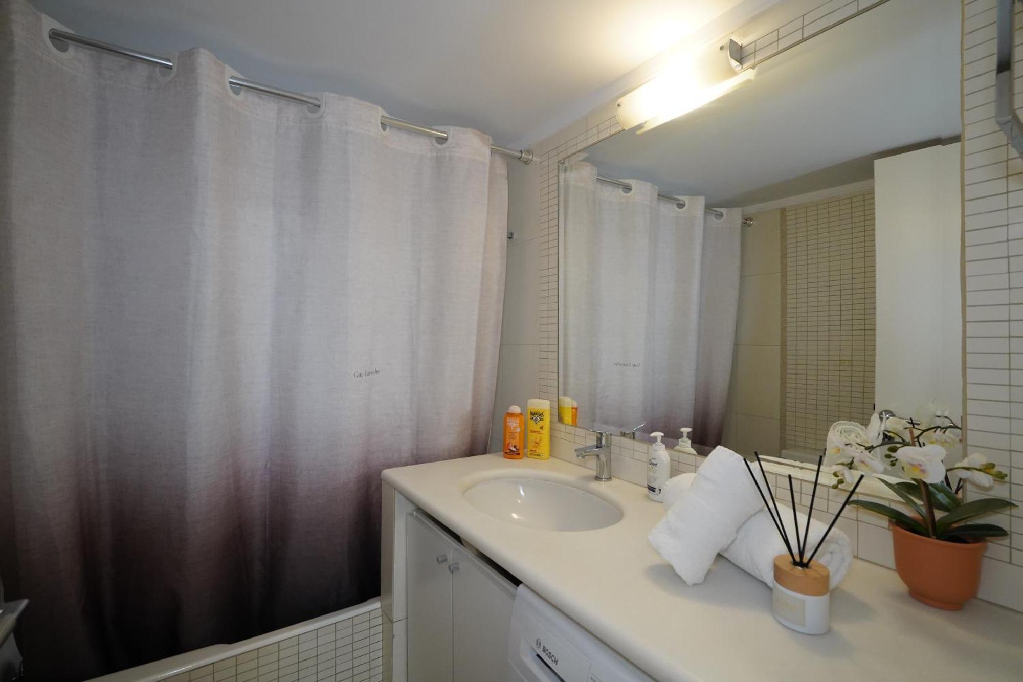 Garden Apartment Next To The Mall -Private Parking Athena Bagian luar foto