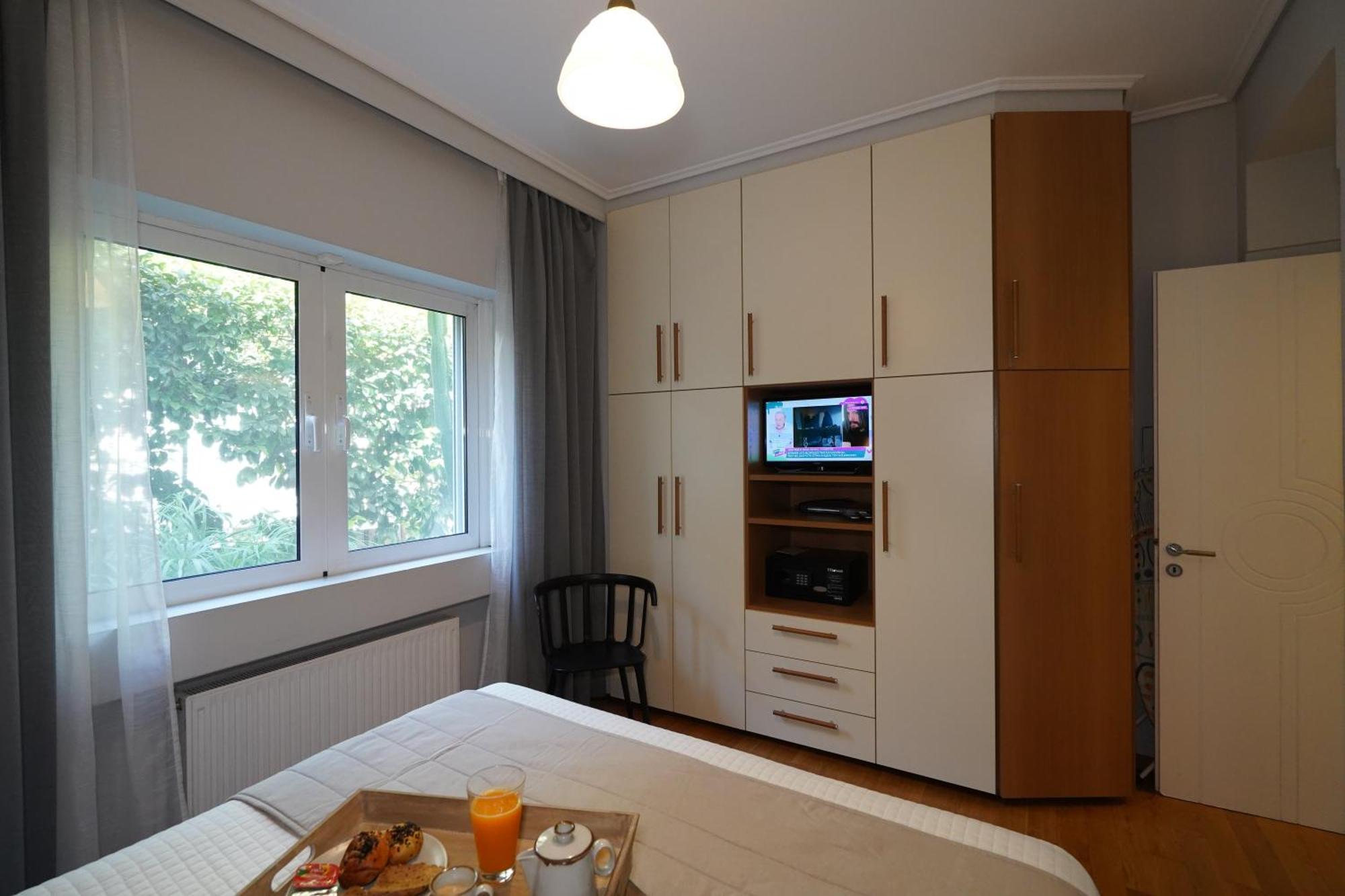 Garden Apartment Next To The Mall -Private Parking Athena Bagian luar foto