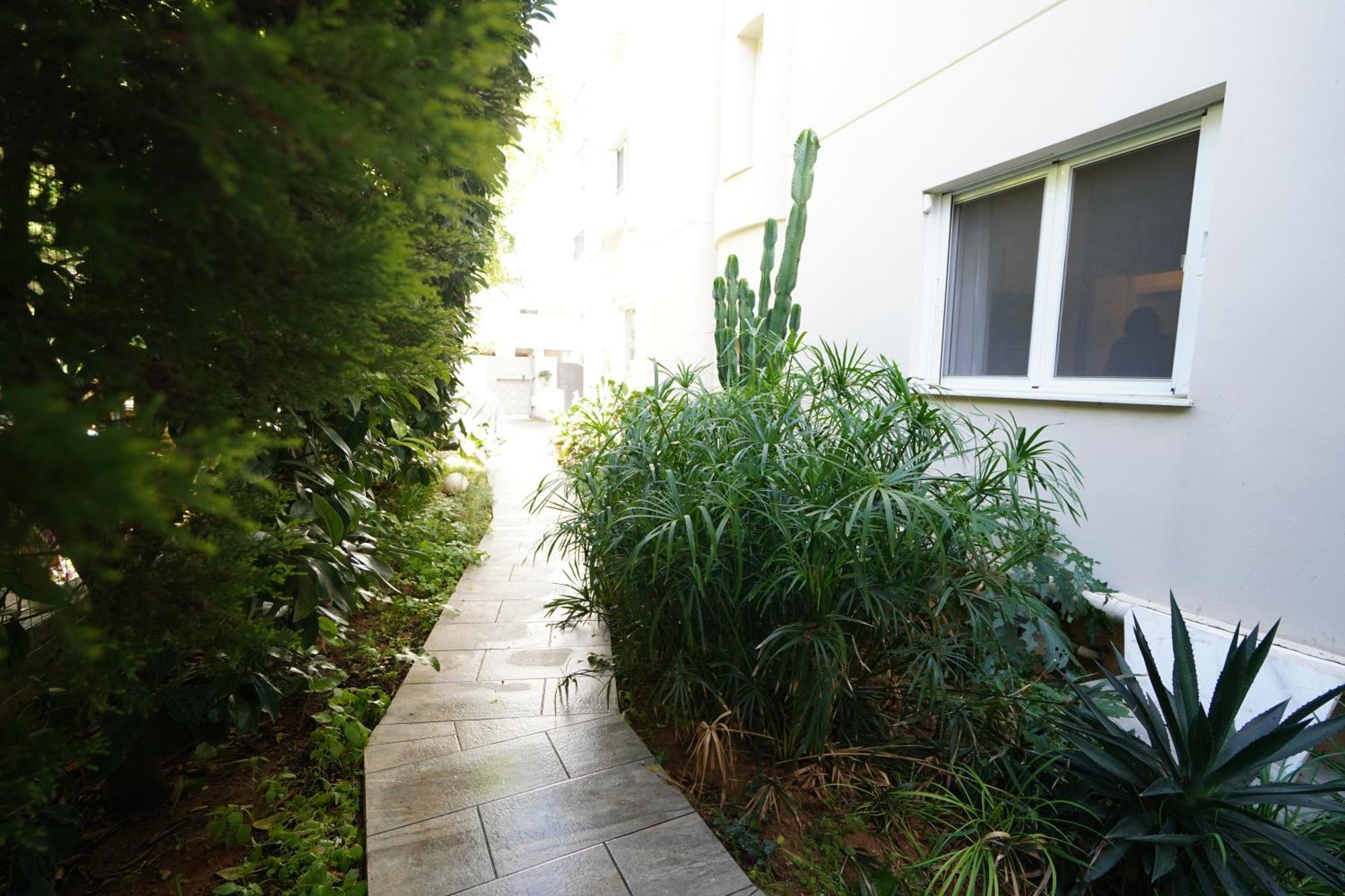 Garden Apartment Next To The Mall -Private Parking Athena Bagian luar foto