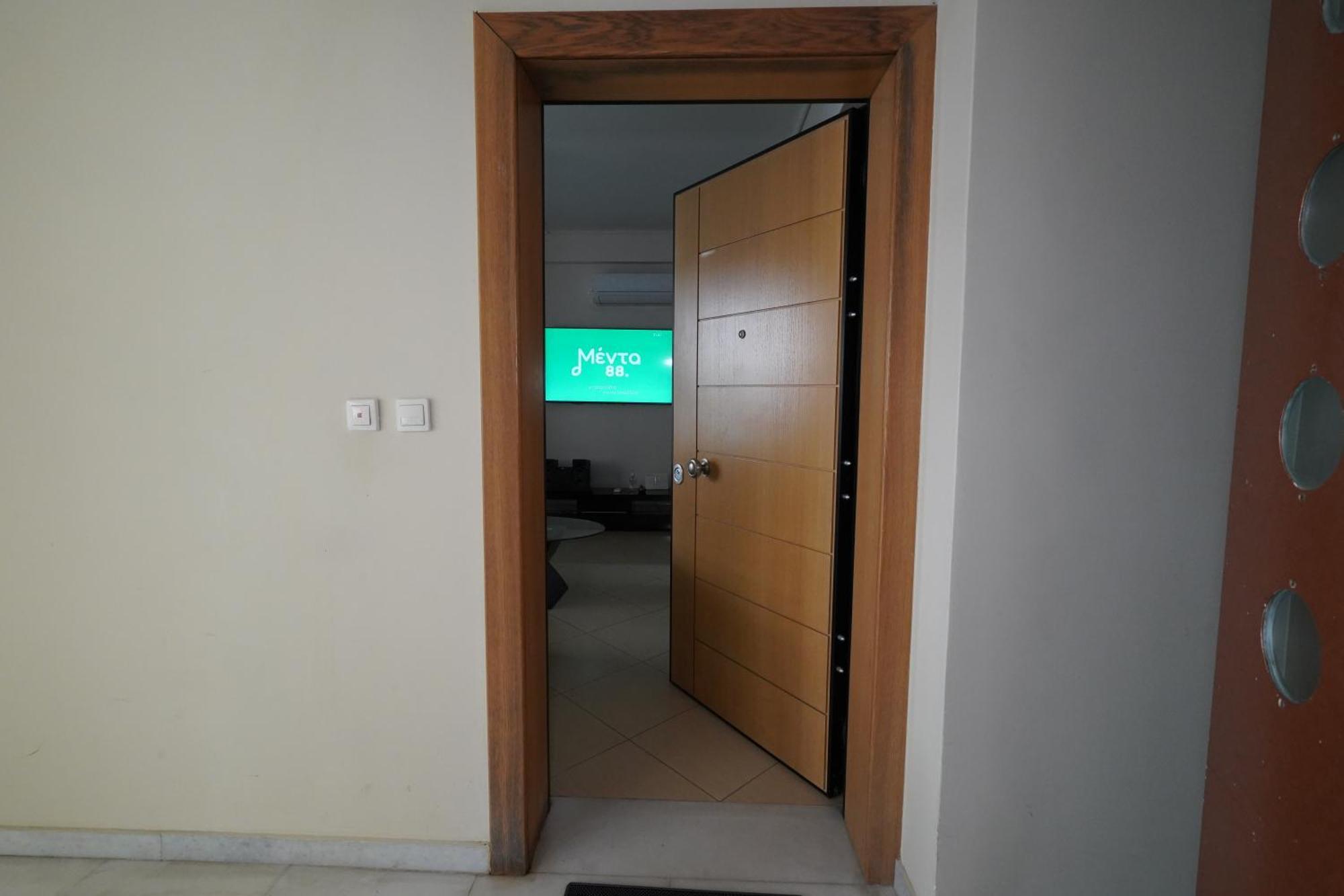 Garden Apartment Next To The Mall -Private Parking Athena Bagian luar foto