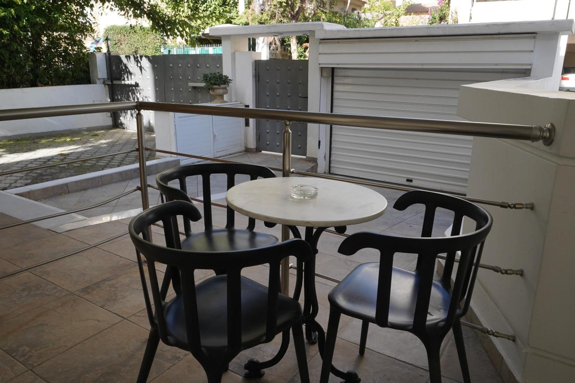 Garden Apartment Next To The Mall -Private Parking Athena Bagian luar foto