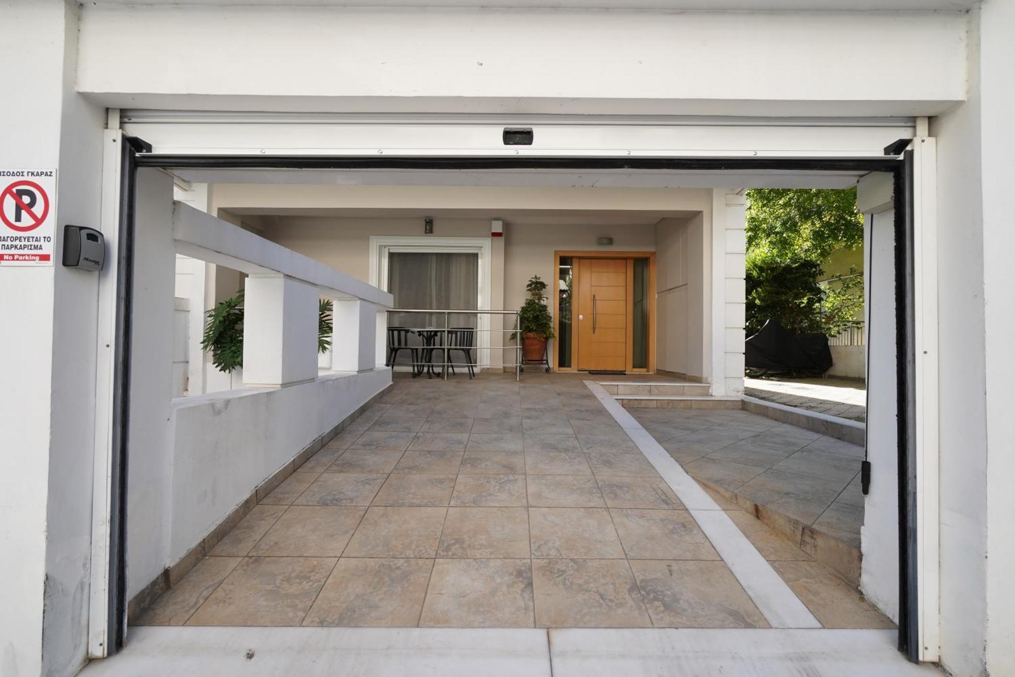 Garden Apartment Next To The Mall -Private Parking Athena Bagian luar foto